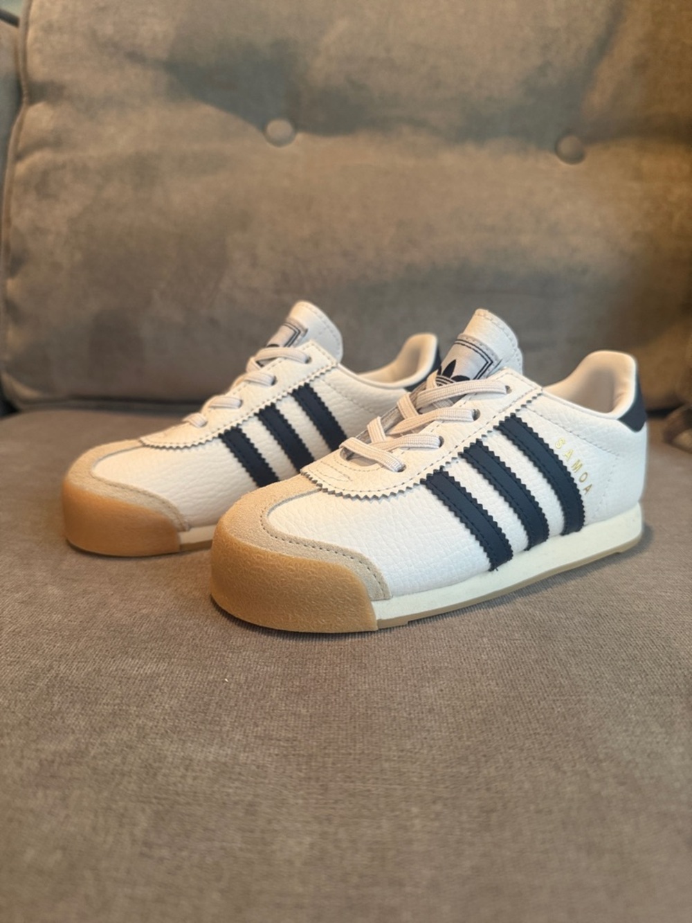 BNWOT adidas little Kids Samoa Sneakers in White with Navy Stripes and Gum sole